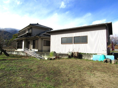 【外観】 | 【再生住宅】倉庫付き　南アルプス市川上 | 東面に倉庫付きです。