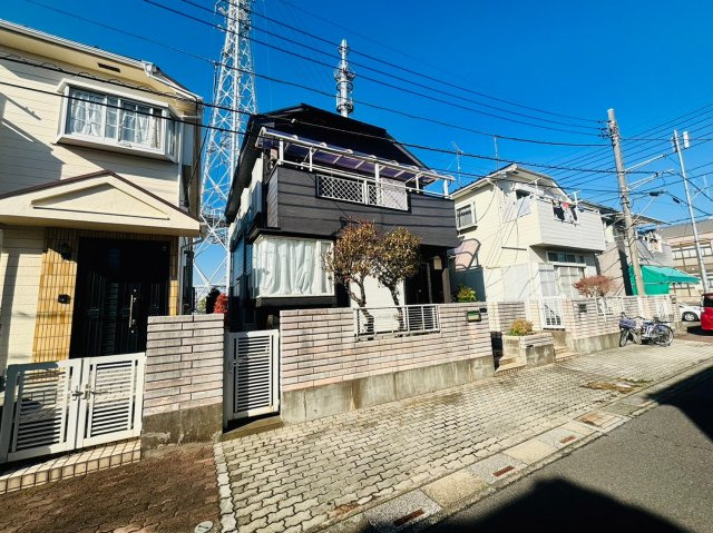 越谷市大字下間久里の中古一戸建の駐車場|建物前面のインターロッキング部分が専用駐車場です♪