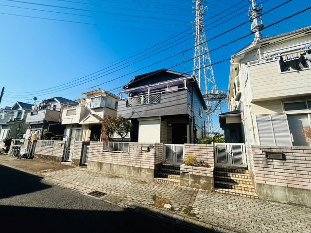 越谷市大字下間久里の中古一戸建の前面道路含む現地写真|道路面から高さの確保がされており安心の設計です♪