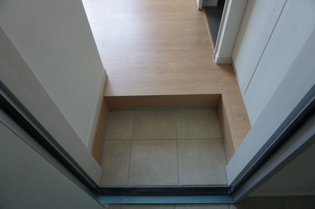 リビングライフ長瀬EASTⅡの玄関|反転タイプです