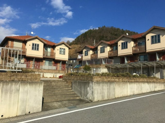 【外観】 | 真ん中のテラスを囲むように3棟が建っています。