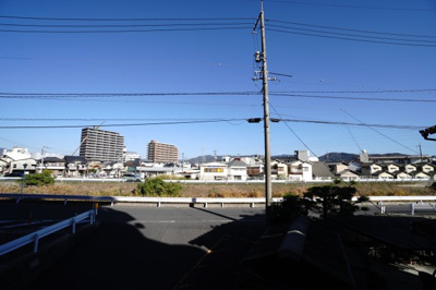 【展望】 | 【上質リノベ】朝日プラザ長束西 | 【四季を感じる】
四季の移ろい・爽やかな青空や風を感じられ
自然を愉しめるパノラマビュー。
毎日の暮らしに余裕を感じさせてくれる、
遮る物の無い開放的な眺望を是非、ご堪能ください。