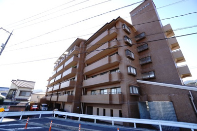 【外観】 | 【上質リノベ】朝日プラザ長束西 | 【耐震性】
耐震性の高さを判断するポイントは、
建築確認申請日が1981年6月1日以降の
新耐震基準に適合しているかどうか。
震度６程度の大地震でも
建物が崩壊しないレベルが基準になりました。