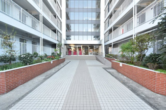 【エントランス】 | お客様を、そして住人を出迎えてくれるマンションのエントランス。ゴミが落ちていないことからも、管理状態の良さや住民の節度の高さが見て取れます。～即日のご見学可能～　お問合せはお気軽にどうぞ。