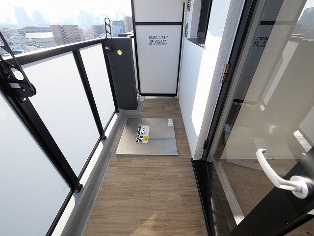 大阪市淀川区十三東４丁目の賃貸マンションのバルコニー