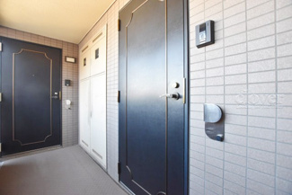 【その他共用部分】 | 皆様をお迎えする、お部屋の玄関ドア。開けやすさや開放角度、ドアノブの操作しやすさや鍵の形状などを、現地で一度ご確認ください。～即日のご見学可能～　お問合せはお気軽にどうぞ。