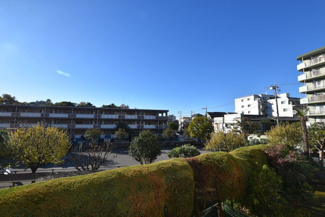 【展望】 | 眼前に広がる空の雄大さと、このお部屋の自慢の一つである「眺望」をご覧ください。毎日、この景色を独り占めできる新生活に夢が広がります。～即日のご見学可能～　お問合せはお気軽にどうぞ。
