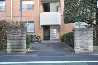 【エントランス】 | マンションの正面エントランス。出入りする人間を癒してくれるマンション入り口であり、その建物の「顔」でもあります。～即日のご見学可能～　お問合せはお気軽にどうぞ。

