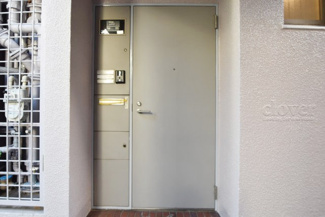 【その他共用部分】 | 皆様をお迎えする、お部屋の玄関ドア。開けやすさや開放角度、ドアノブの操作しやすさや鍵の形状などを、現地で一度ご確認ください。～即日のご見学可能～　お問合せはお気軽にどうぞ。