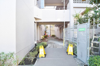 【エントランス】 | お客様を、そして住人を出迎えてくれるマンションのエントランス。ゴミが落ちていないことからも、管理状態の良さや住民の節度の高さが見て取れます。～即日のご見学可能～　お問合せはお気軽にどうぞ。
