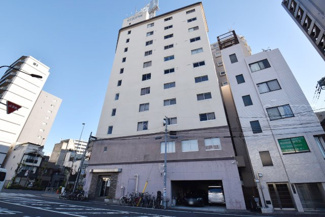 【外観】 | 手入れの行き届いた外壁やエントランスなど、「見ればわかる」レベルで清潔感を保ったマンションです。築年数を感じさせない姿で皆様をお出迎えします。～即日のご見学可能～　お問合せはお気軽にどうぞ。