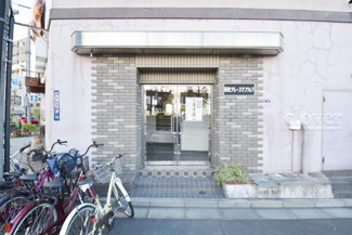 【エントランス】 | お客様を、そして住人を出迎えてくれるマンションのエントランス。ゴミが落ちていないことからも、管理状態の良さや住民の節度の高さが見て取れます。～即日のご見学可能～　お問合せはお気軽にどうぞ。