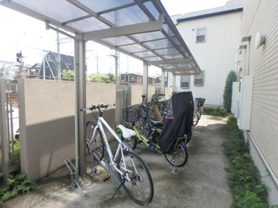 【その他共用部分】 | シャンドリエ | 屋根付き駐輪スペースです