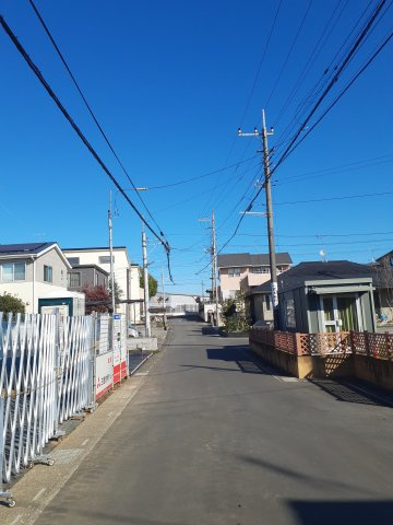 鴻巣市登戸の売地の前面道路含む現地写真|2024年11月8日撮影。対象物件は左側です。