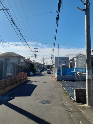 鴻巣市登戸の売地の前面道路含む現地写真|2024年11月8日撮影。対象物件は右側です。