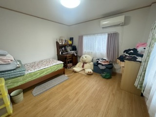 西本町ガレージ付き中古戸建の洋室