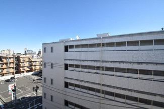 【展望】 | 眼前に広がる空の雄大さと、このお部屋の自慢の一つである「眺望」をご覧ください。毎日、この景色を独り占めできる新生活に夢が広がります。～即日のご見学可能～　お問合せはお気軽にどうぞ。
