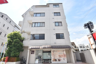 【外観】 | 手入れの行き届いた外壁やエントランスなど、「見ればわかる」レベルで清潔感を保ったマンションです。築年数を感じさせない姿で皆様をお出迎えします。～即日のご見学可能～　お問合せはお気軽にどうぞ。
