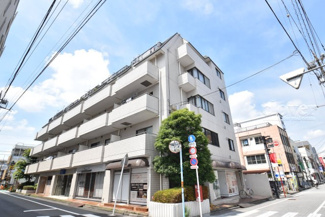 【外観】 | 青空によく映える建物です。手入れの行き届いた外壁やマンション正面エントランスなど、綺麗な姿をぜひ一度、現地にてご覧ください。～即日のご見学可能～　お問合せはお気軽にどうぞ。
