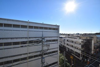 【展望】 | 眼前に広がる空の雄大さと、このお部屋の自慢の一つである「眺望」をご覧ください。毎日、この景色を独り占めできる新生活に夢が広がります。～即日のご見学可能～　お問合せはお気軽にどうぞ。
