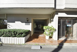 【エントランス】 | お客様を、そして住人を出迎えてくれるマンションのエントランス。ゴミが落ちていないことからも、管理状態の良さや住民の節度の高さが見て取れます。～即日のご見学可能～　お問合せはお気軽にどうぞ。

