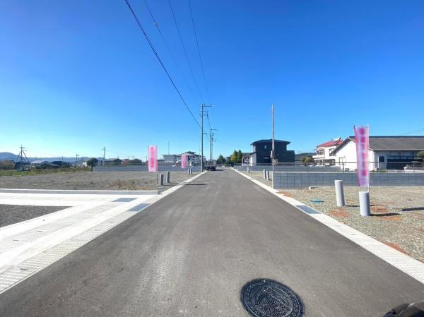 岩出市水栖分譲地（12号地の内容を掲載）の前面道路含む現地写真|学区の上岩出小学校は約504m（徒歩約6分）、岩出第二中学校は約1586m（自転車約7分）