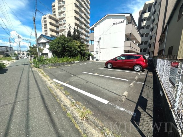 ファミール花田の駐車場