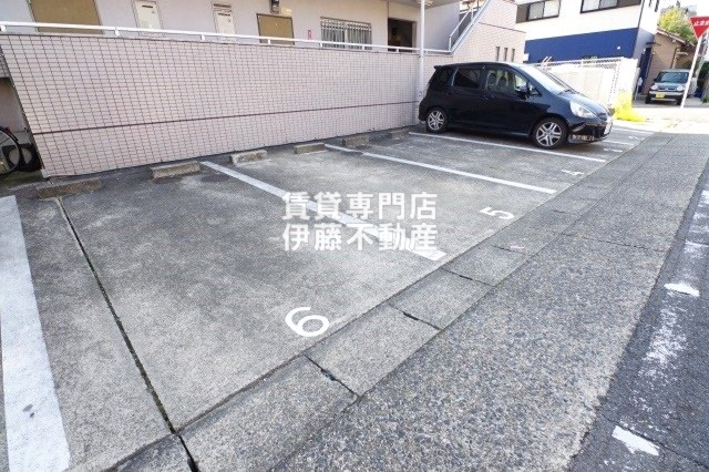 ヴイラージュ歌里の駐車場