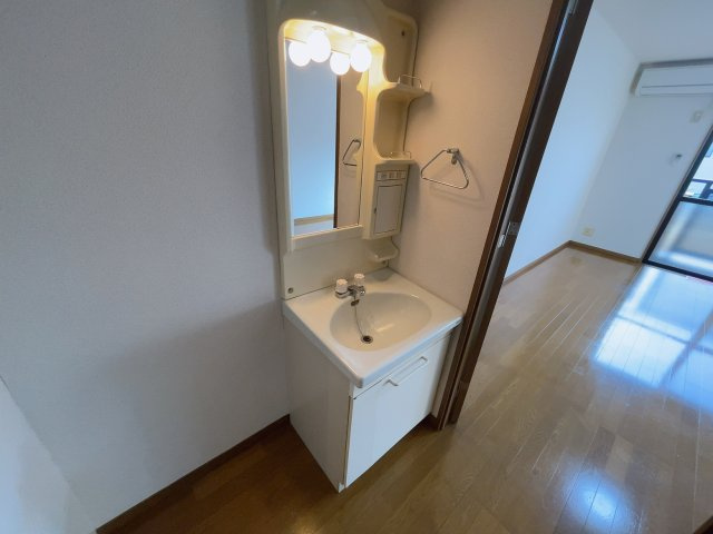 シャトル　ピーチの独立洗面台|別部屋同一間取りのお写真となります。