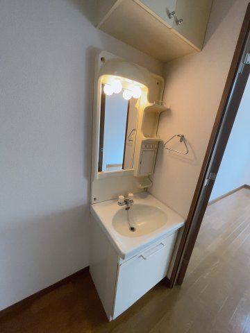 シャトル　ピーチの独立洗面台|別部屋同一間取りのお写真となります。