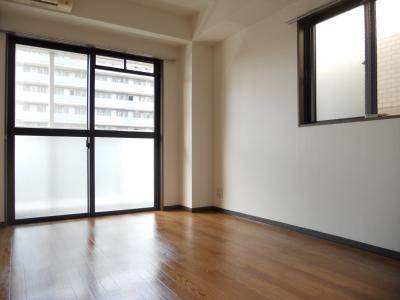 SHICATA　SEPT　BLDG（シカタセットビルディング）の居間・リビング|角部屋・２面採光