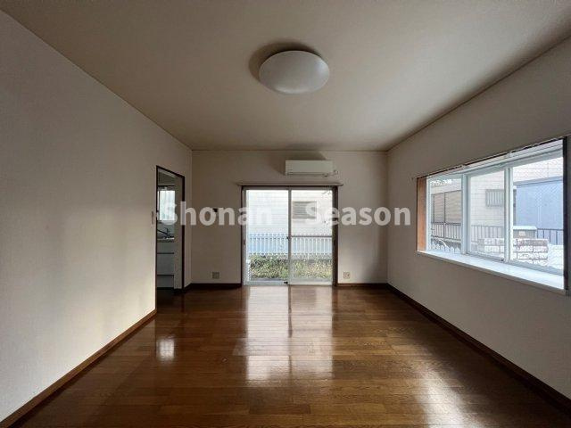 【居間・リビング】 | ファミリー層にもニーズの高い！選択肢と可能性が広がる3LDK◎　　
大切なお車を直射日光や風雨から守るガレージ付きです♪