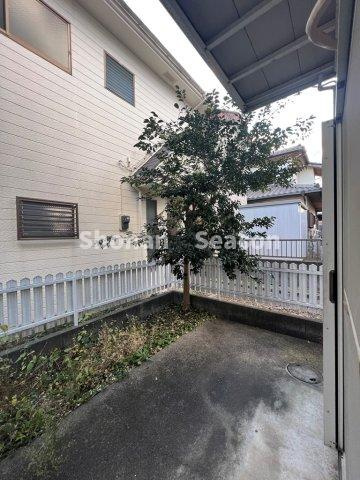 【庭】 | 植栽や色彩豊かな季節のお花を植えたり！ガーデニングが楽しめる南庭◎
リビングに繋がるため、屋外に出やすいのも嬉しいポイントです♪