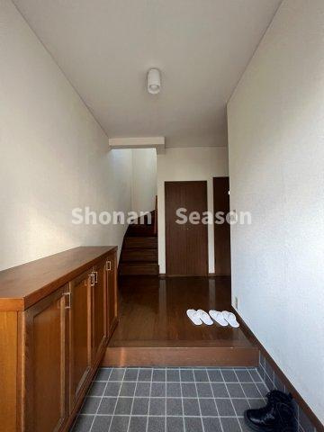 【玄関】 | 玄関はおうちの顔！いつでも片付いたスペースを保ちたいものですよね♪
こちらは履き物が雑多にならない「シューズＢＯＸ」が備え付けでございます。