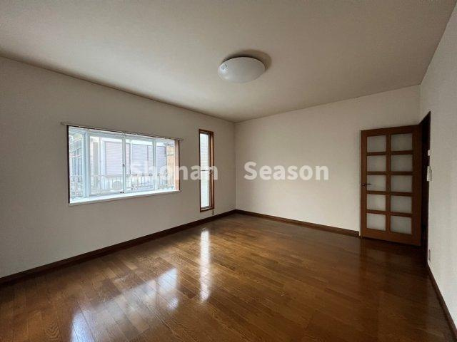 【居間・リビング】 | キレイなフローリングがキラリ光る！全室フローリングの間取りプラン◎
広々としたリビングには陽光がたっぷり降り注ぎ、快適性がUPしますよ♪