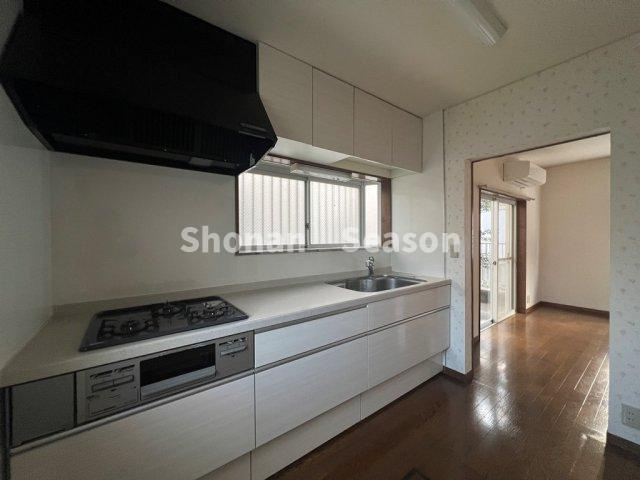 【キッチン】 | キッチンはリビングから独立し、ゲストか丸見えにならない仕様です♪　
調理中の乱雑や匂いの充満も防げますよ。