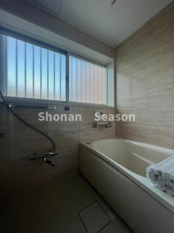 【浴室】 | 広々としたバスタブで、足をまっすぐ伸ばしゆったり癒して下さいね♪　
