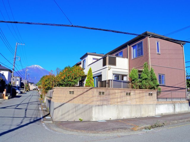 【前面道路含む現地写真】 | 御殿場市川島田 中古住宅 EH04901 | 御殿場市川島田　前面道路