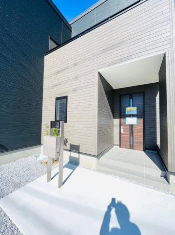 京都郡苅田町富久町２丁目　【新築一戸建て】の外観パース|クールなデザインの玄関♪【苅田町　新築一戸建て】