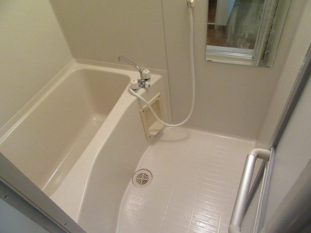 ｙ’ｓ東原の浴室|ゆったりした洋室です