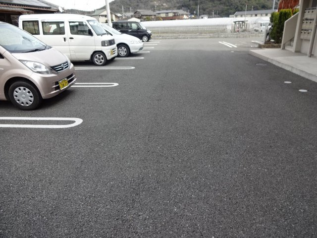 リバーサイド兼田の駐車場