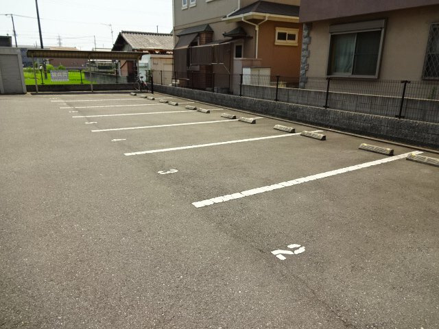 アベニュー高町の駐車場