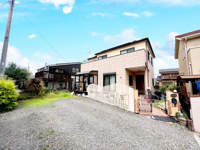伊勢崎市境三ツ木　中古住宅の前面道路含む現地写真