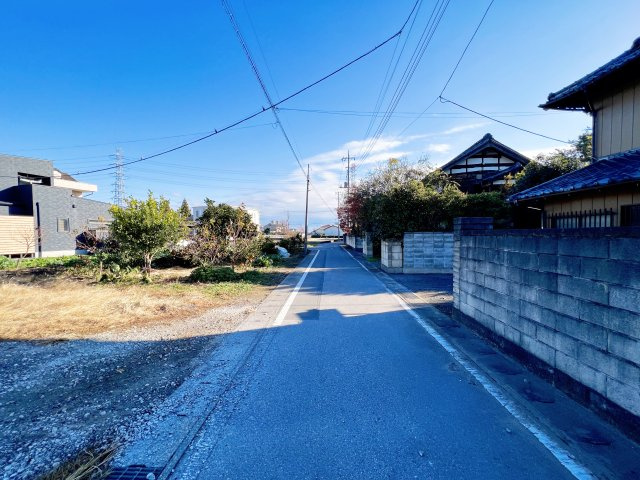 太田市新田瑞木町　中古住宅の前面道路含む現地写真