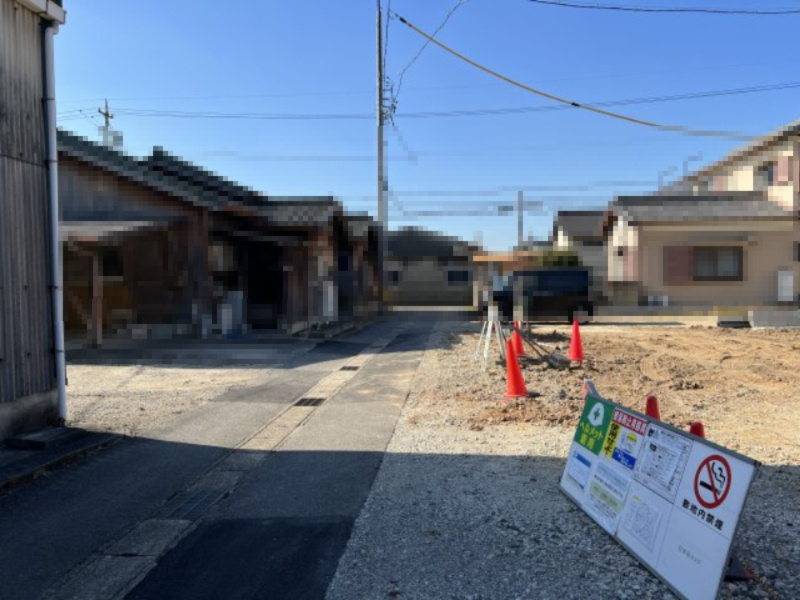 碧南市西山町Ⅴ新築戸建　1号棟の前面道路含む現地写真|碧南市西山町Ⅴ新築戸建前面道路写真です。南東側公道約2.42ｍ