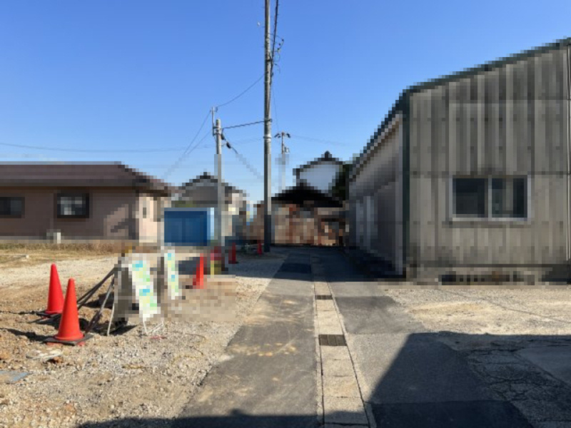 碧南市西山町Ⅴ新築戸建　1号棟の前面道路含む現地写真|碧南市西山町Ⅴ新築戸建前面道路写真です。南東側公道約2.42ｍ