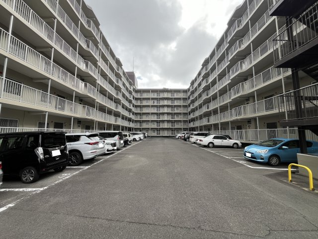 ★３面バルコニーにつき解放感あり★角住戸★２ＬＤＫ★梅小路スカイハイツＡ棟の駐車場|駐車場