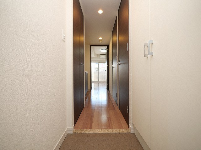 エス・キュート京町堀の玄関