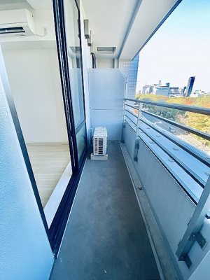 【バルコニー】 | メゾン・ド・ヴィレ大阪城公園前 | 外からの目が気にならないバルコニーで洗濯物が干せます