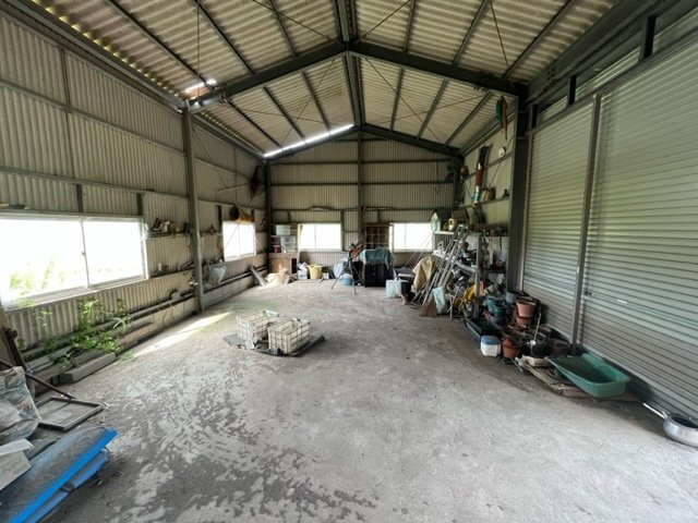 都城市太郎坊町の中古一戸建の駐車場|倉庫内部